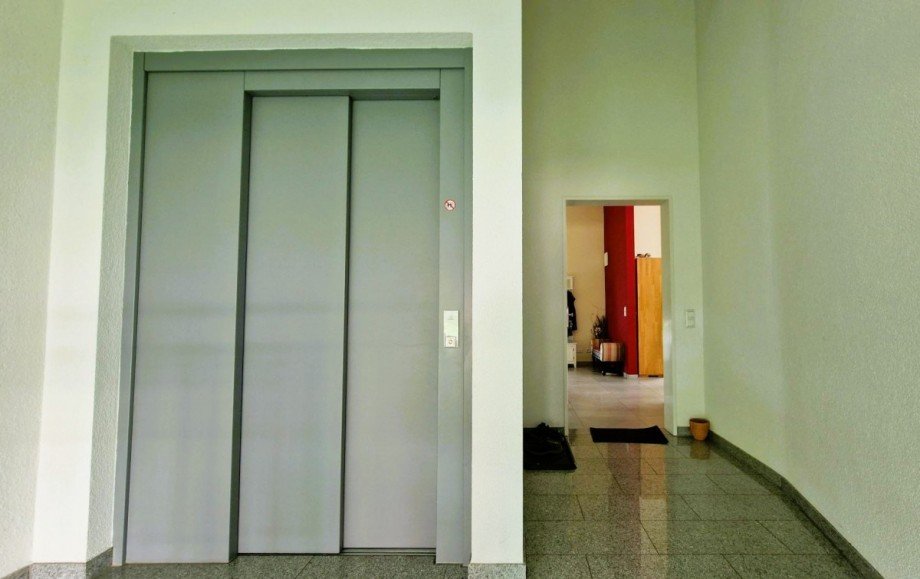 Aufzug, Wohnungseingang Etagenwohnung Emmendingen